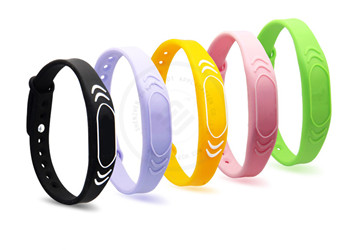 Wie maßgeschneiderte RFID-Armbänder die Kundenbindung und das Branding verbessern